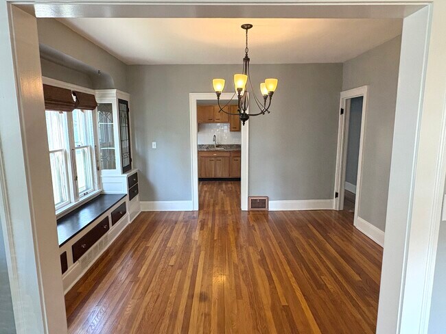 Foto del edificio - 2163 Atkins Avenue
