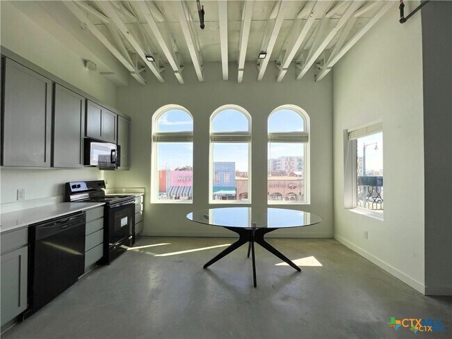 Foto del edificio - 301 N LBJ Dr