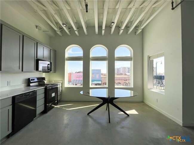 Building Photo - 301 N LBJ Dr