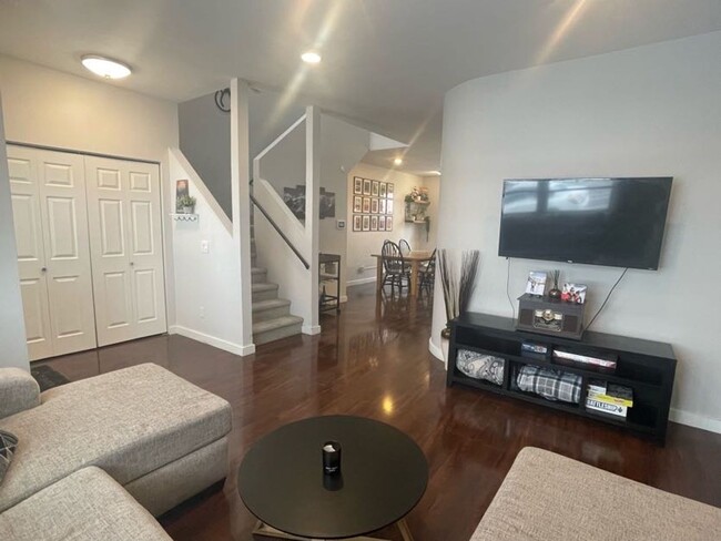 Foto del edificio - LOCATION LOCATION!! Contemporary & Updated...
