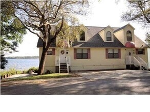 Building Photo - 565 Bayshore Dr