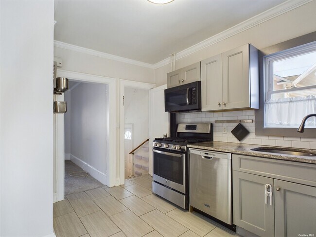 Building Photo - 704 5th Ave