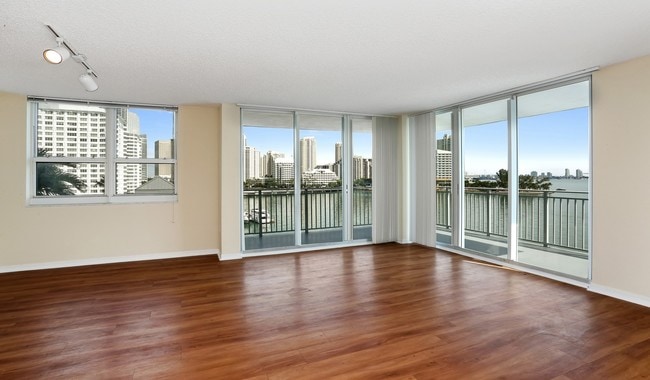 Impresionantes vistas desde tu sala de estar - Yacht Club Apartments