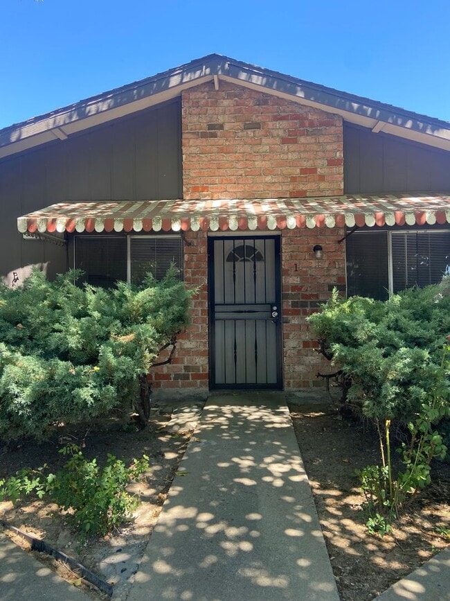 Building Photo - 2 Bdrm, 1 Bath Condo in Sacramento