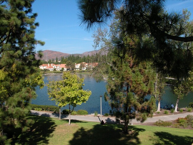 Foto del edificio - Open 3-Bedroom, 2-Bath Condo With LAKE VIEWS!