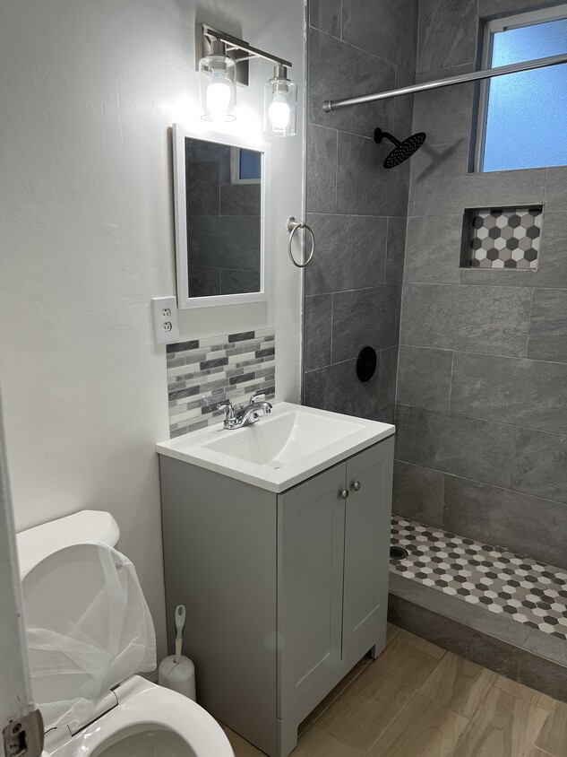 Bathroom - 2770 Glenwood Pl