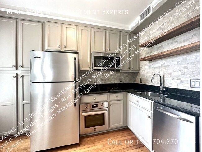 Foto del edificio - Stunning 1BR/1BA Condo in the Heart of Cha...
