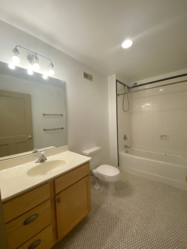 Building Photo - Beautiful 2 Bed 2 Bath loft Apartment W/D ...