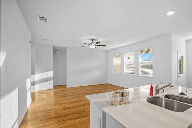 Building Photo - 14725 Mainstay Way