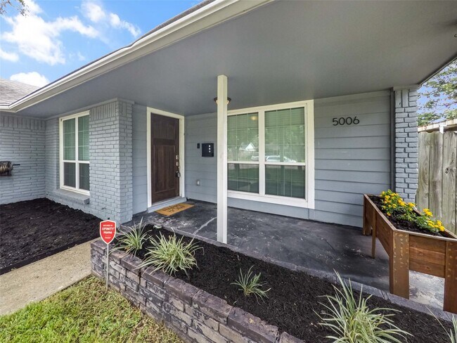 Building Photo - 5006 Saxon Dr