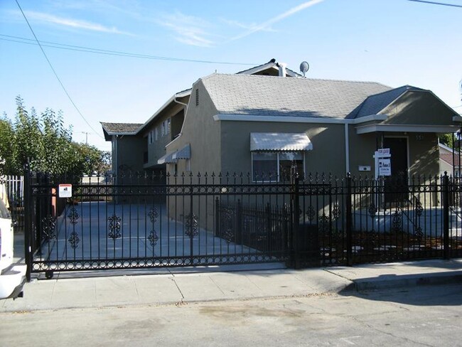 Building Photo - 2 Bedroom/ 1 Bathroom Front Unit in Haywar...