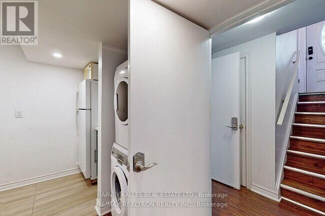 Building Photo - 142 Combe Ave