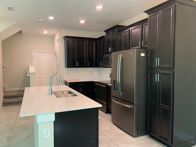 Building Photo - 3 Bedrooms, 2.5 Bathrooms home