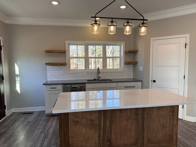 Building Photo - 3 Bedroom 2 Full Bath Home with Unfinished Basement For Rent!