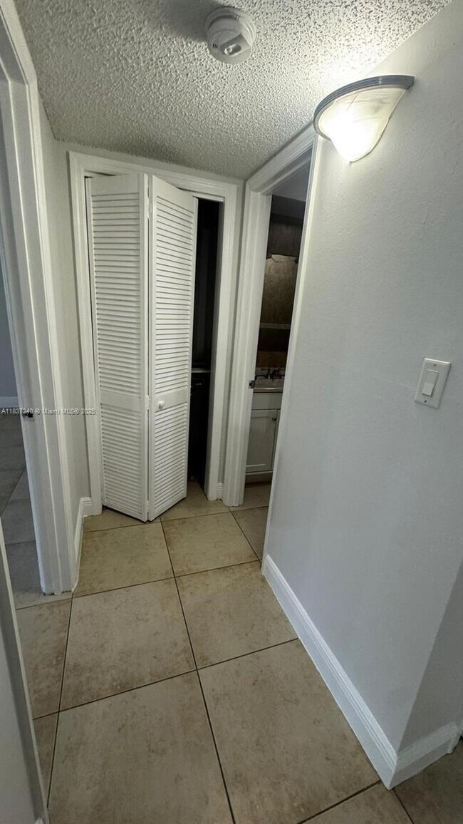 Foto del edificio - 6960 Miami Gardens Dr