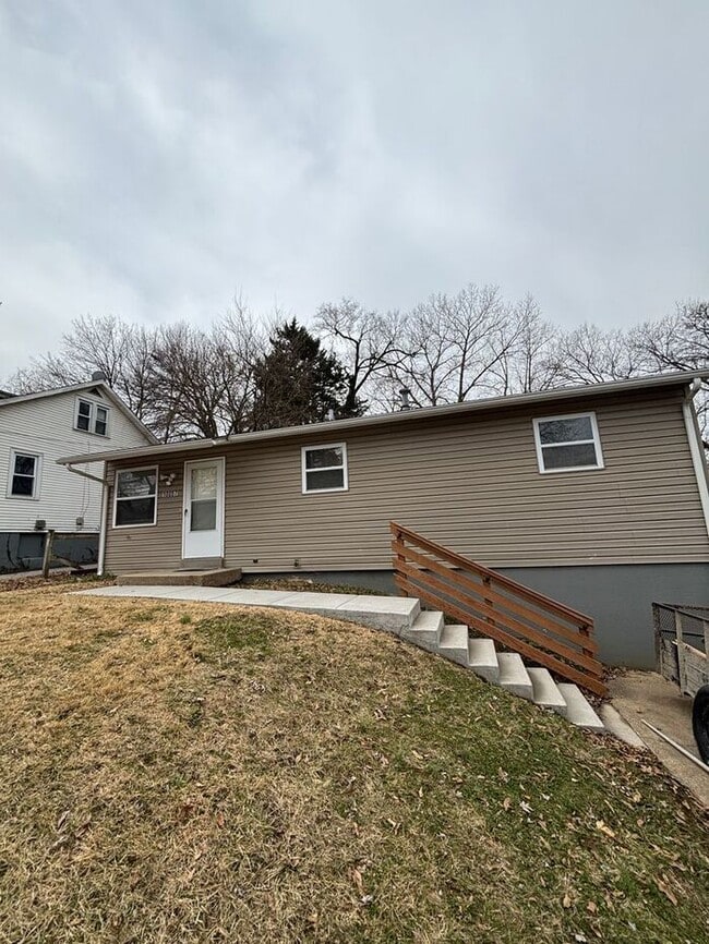 Building Photo - Cozy 2-Bedroom Home with Hardwood Floors N...