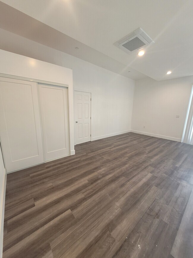 Foto del edificio - 1111 E Artesia Blvd