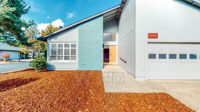 Building Photo - 1119 Hillside Dr