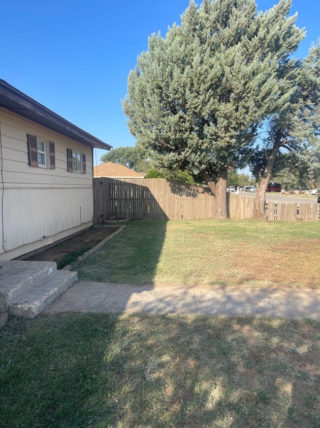 Building Photo - Adorable 2 Bedroom with 2 Car Garage Close...