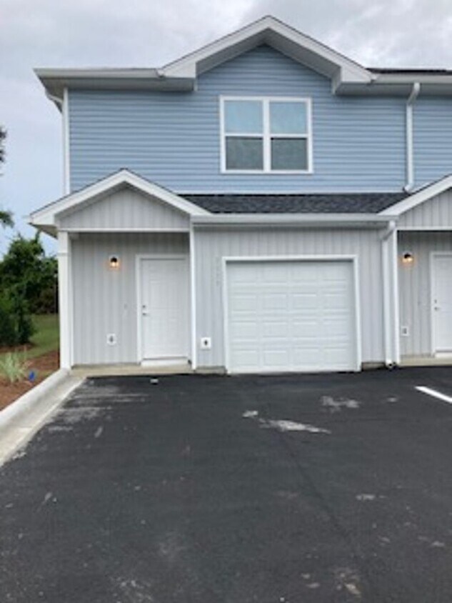 Foto principal - Brand New Construction- 3 Bedroom 2.5 bath...