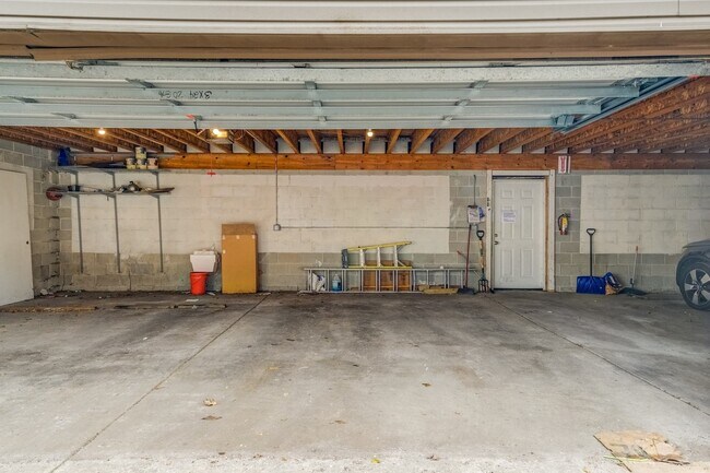 Covered Garage - 2414 W Grenshaw St