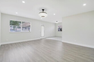 Building Photo - 268 Saxony Cir