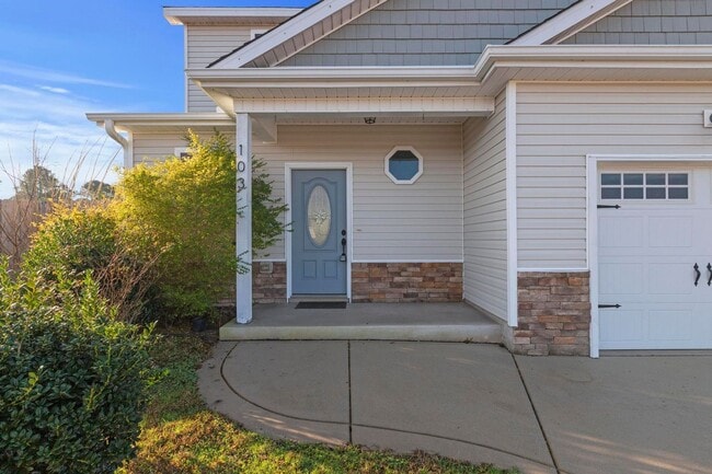 Building Photo - Close to Air Station/Camp Lejeune