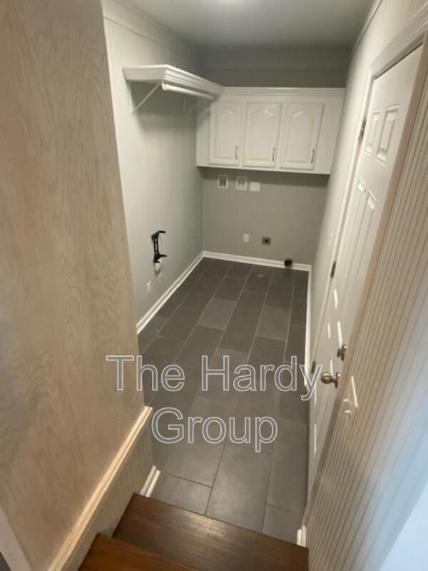 Building Photo - 934 McKellar Dr