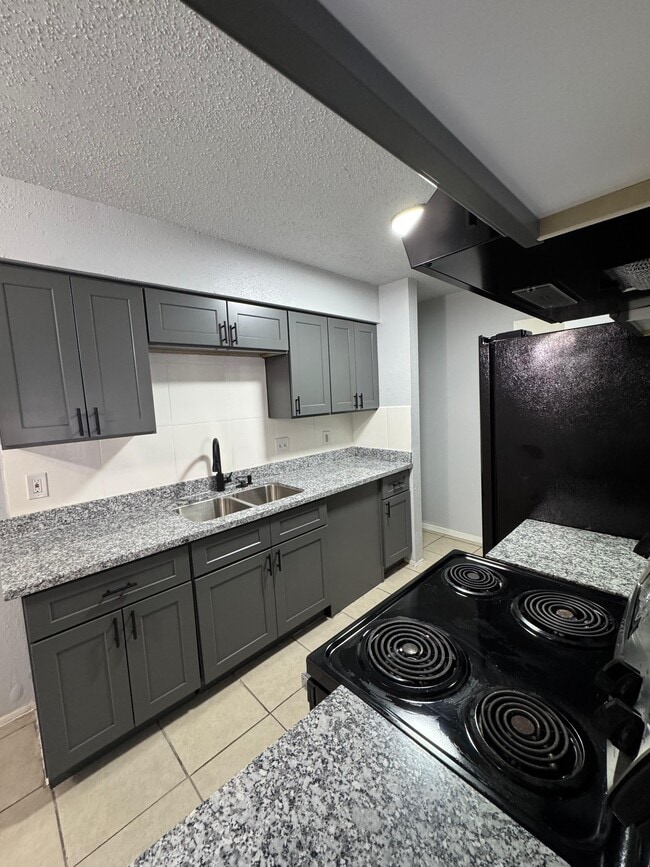 Building Photo - 8034 Antoine Dr