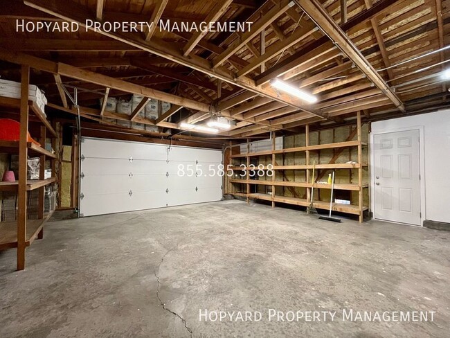 Building Photo - Gorgeous 4 Bedroom Home Located in the Pon...