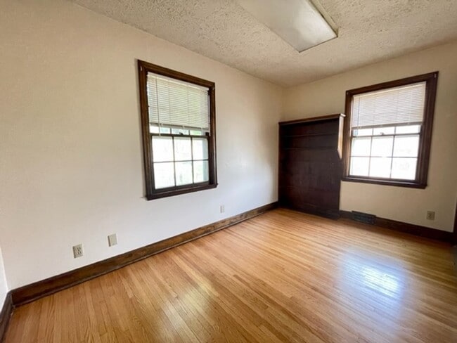 Building Photo - SPACIOUS 3 Bedroom, 1 1/2 Bath Home Availa...