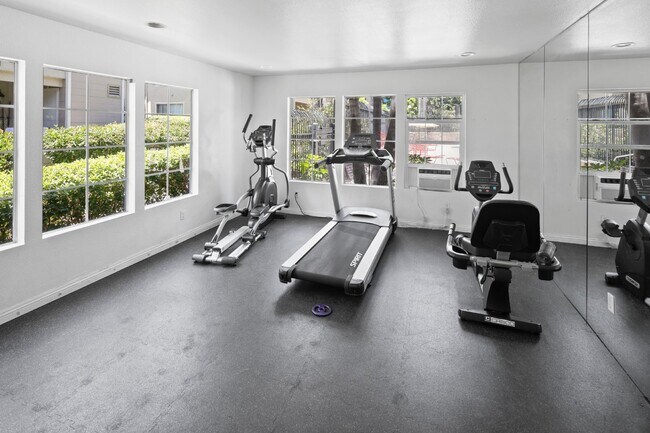 Building Photo - 2 Bed 2 Bath Top floor Corner Unit