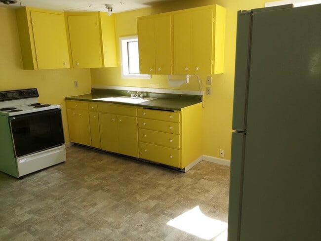 Building Photo - Cozy 1 Bed, 1 Bath House with Big Backyard and Outdoor Deck!