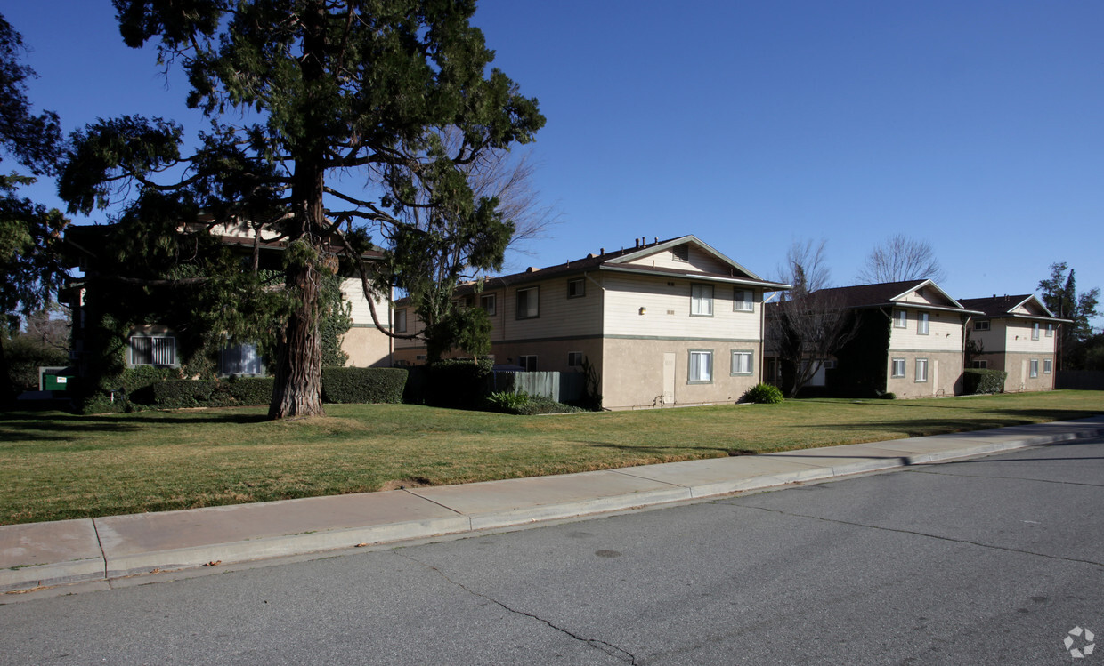 Building Photo - Pine Tree Apartments