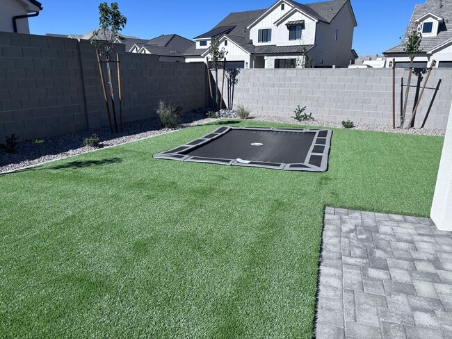 Building Photo - Beautiful 5 bed 4 bath home in Desert Canyon