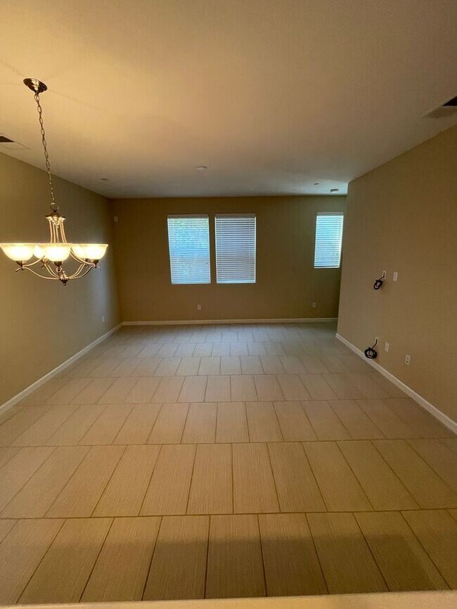 Building Photo - Great and well maintained three level 2 Be...