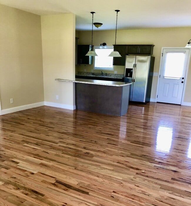 Building Photo - " 3-Bed  2 bath Oasis with Granite Elegance & Gleaming Hardwood in Cookeville!"