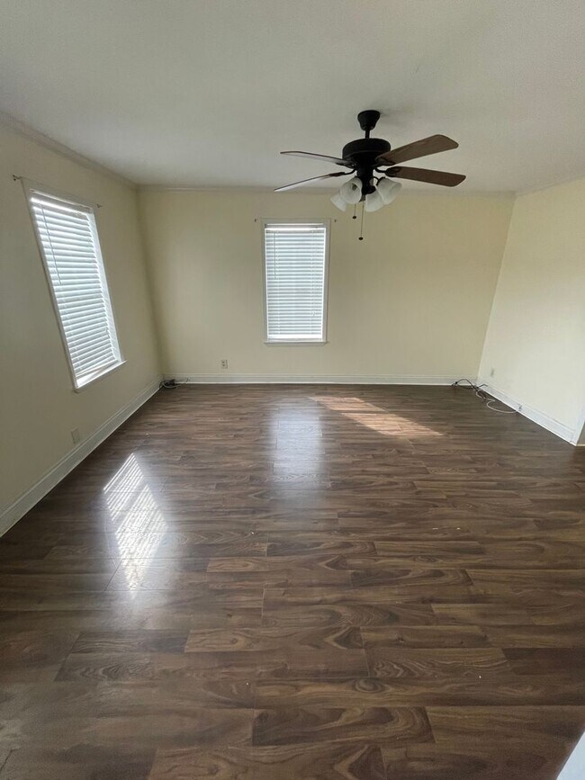 Building Photo - House for rent!