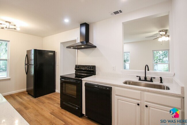 Building Photo - Charming 3-Bedroom, 2-Bathroom Unfurnished...