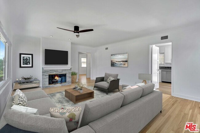 Foto del edificio - 7878 Naylor Ave