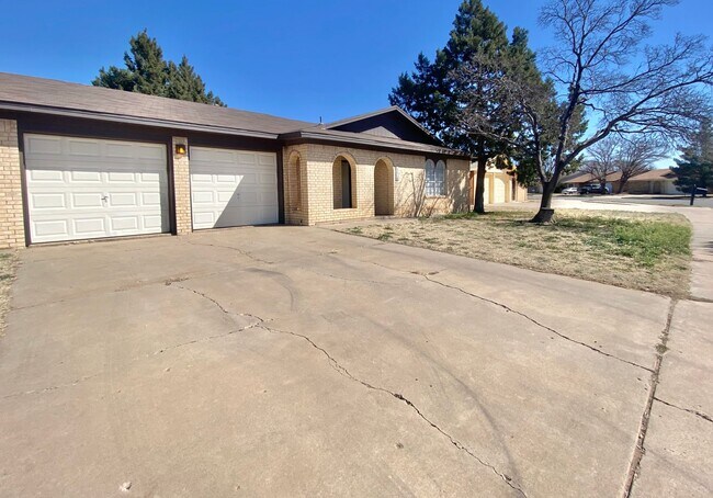 Building Photo - 3 bed 2 bath 2 car garage now available ac...