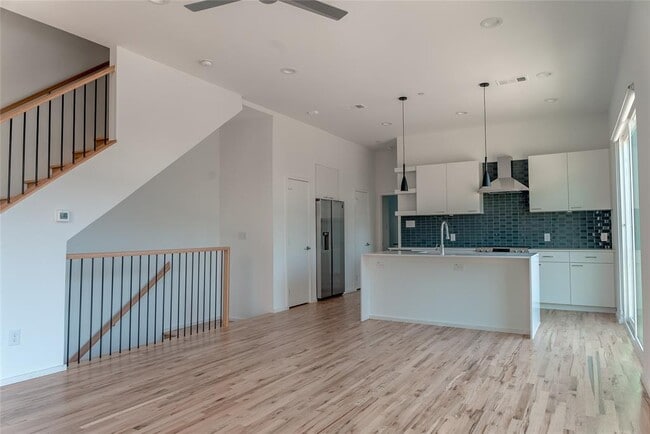 Building Photo - 5931 Ross Ave