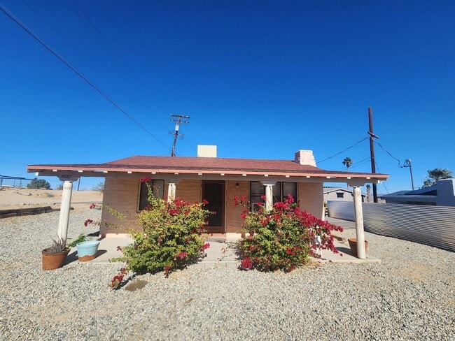 Foto del edificio - Charming One Bedroom Cottage COMING THIS A...