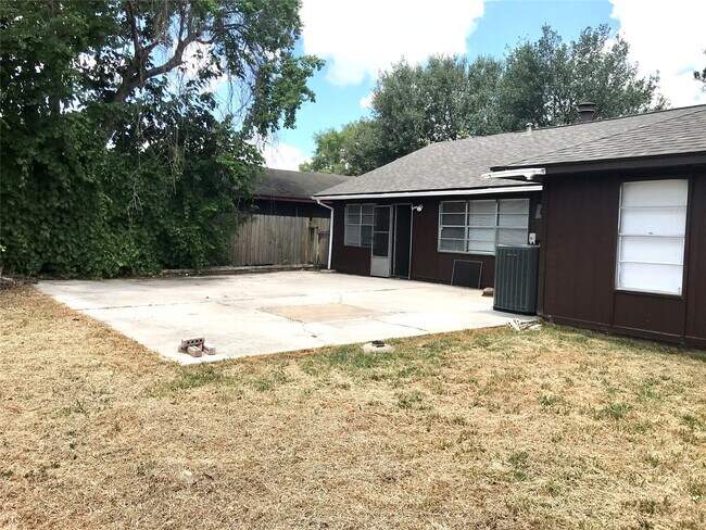 Foto del edificio - 16719 Maplemont Dr