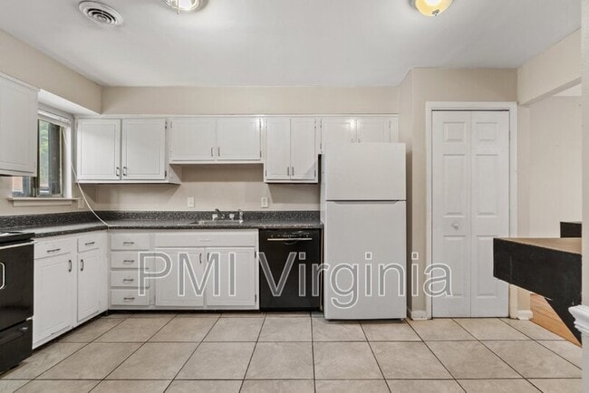 Building Photo - 1489 Longdale Dr