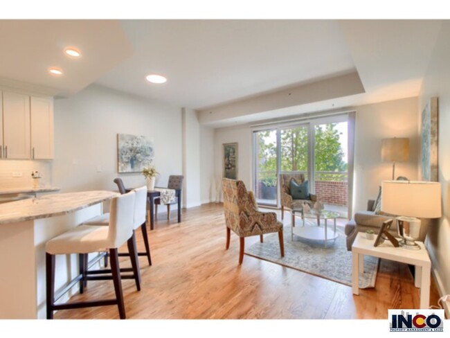 Building Photo - Stunning upscale condo in the heart of DTC...