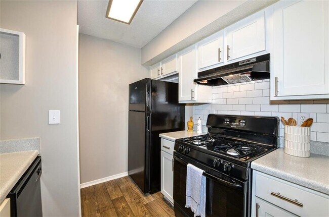 Foto del edificio - 670 Thornton Rd