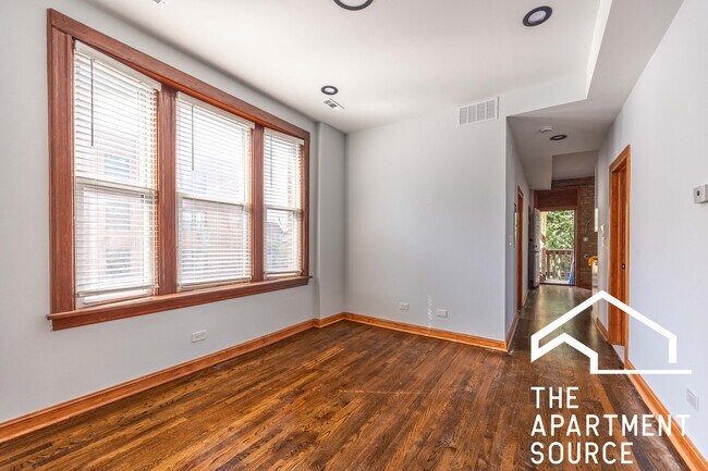 Foto del edificio - 2842 W Augusta Blvd