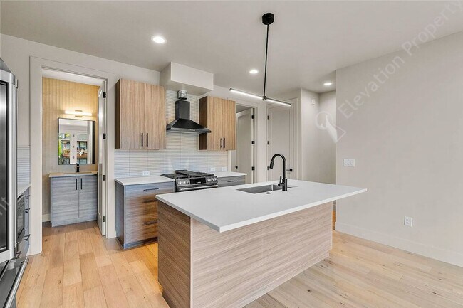 Foto del edificio - Luxury Townhome with River Access Near Dow...
