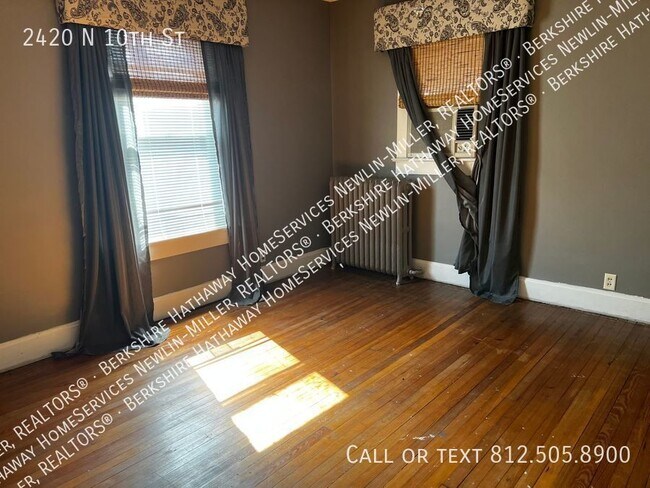 Building Photo - Large 5 Bedroom House Close to Collet Park